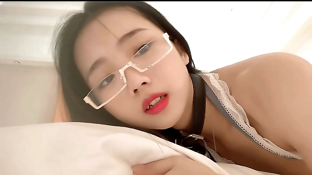 She Disliked Showing Her Face in Private Shoots, But Her Eyes Gradually Gave Away Her Climax